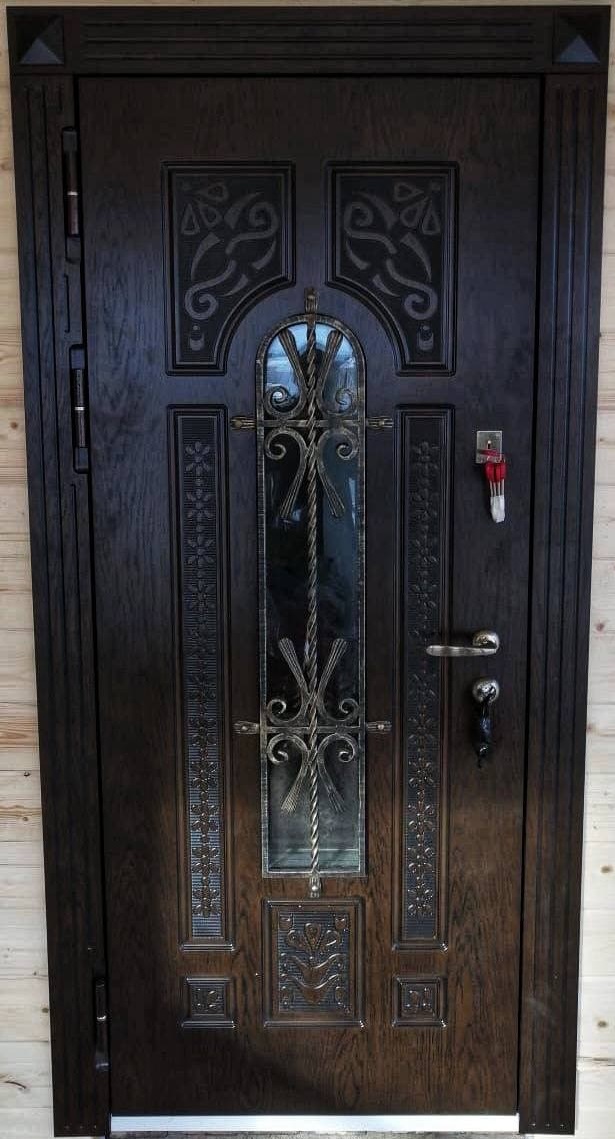 Металлическая дверь в коттедж