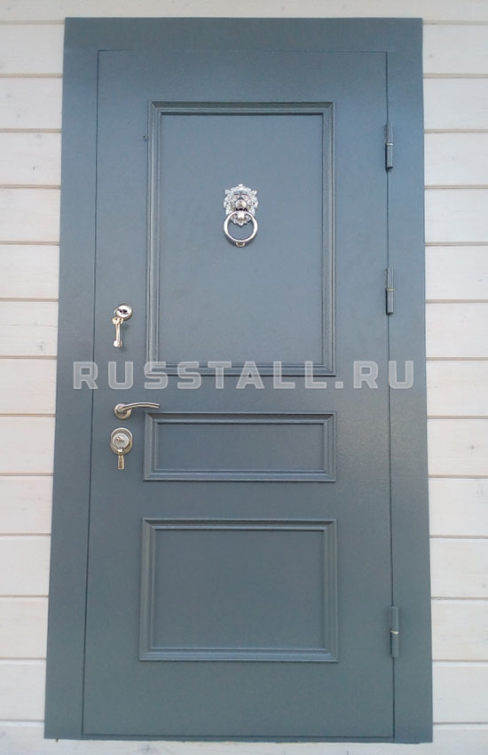 Металлическая дверь с декоративной стучалкой №83 — изображение