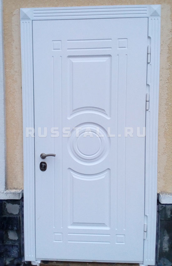 Белая железная дверь №87 — изображение