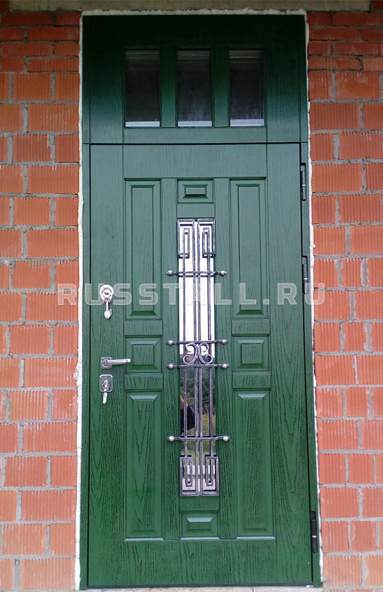 Зеленая дверь с фрамугой №94 — изображение