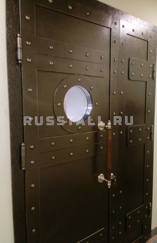 Бронированная дверь с круглым окошком №93 — изображение